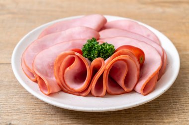 tabağa dilimlenmiş jambon füme