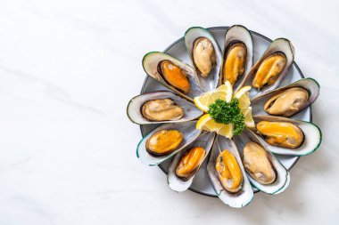 deniz ürünleri midye maydanoz ve limon ile