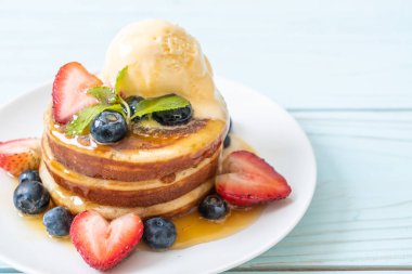 Yabanmersinli gözleme, çilek, bal ve vanilyalı dondurma.