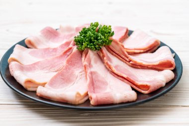 Çiğ domuz pastırma tabağa dilimlenmiş