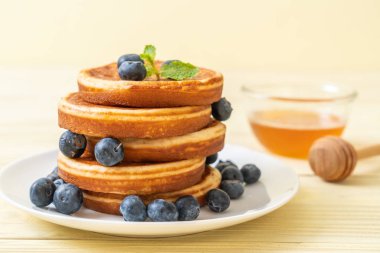 Taze yaban mersinli gözleme.