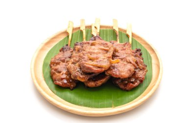 Beyaz arka planda beyaz yapışkan pirinç ile ızgara süt domuzu.