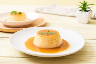 Naneli ev yapımı karamel kremalı puding.