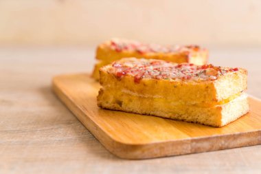 Croque monsieur pastırmalı yumurta soslu sandviç.