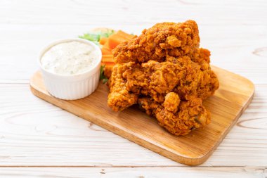 Sebzeli kızarmış tavuk kanadı.