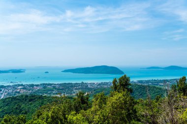 Phuket şehir manzarası ile deniz plaj ve mavi gökyüzü