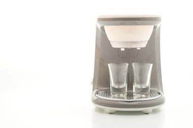 Kahve makinesi beyaz arkaplanda izole edilmiş.