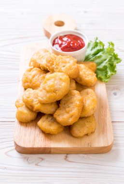 Soslu tavuk nugget, sağlıksız yemek.