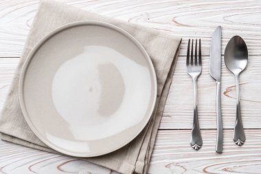 boş tabak kaşık çatal ve bıçak masada