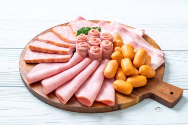 pastırma, sosis, jambon füme ve barbekü pastırma ahşap tahta üzerinde