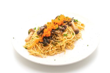 Spagetti mantar, karides yumurta ve beyaz arka plan üzerinde izole deniz yosunu