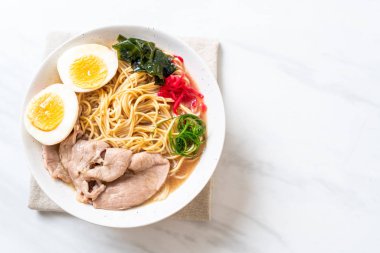 domuz eti ve yumurta - Japon tarzı ile TONKOTSU ramen erişte