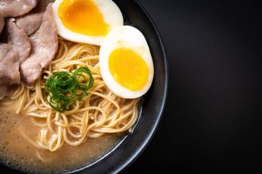domuz eti ve yumurta - Japon tarzı ile TONKOTSU ramen erişte