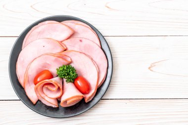 tabağa dilimlenmiş jambon füme