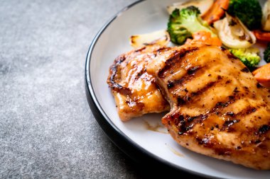 çukurunu tavuk göğsü biftek sebze (brokoli, havuç, soğan ile)