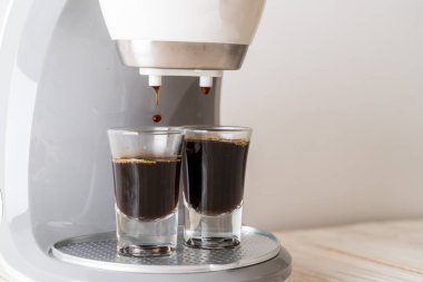 Kahve makinesi ahşap arka planda kahve yapıyor.