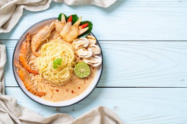Baharatlı karides spagetti makarna (Tom Yum Goong) - İtalyan Füzyon gıda tarzı