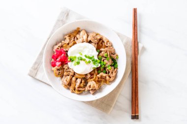 Yumurtalı domuz pirinci kasesi (Donburi) - Japon yemeği tarzı.