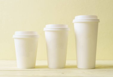 Kağıt ahşap arka plan üzerinde paket servisi olan restoran kahve fincan