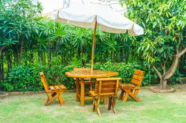 boş ahşap açık veranda masa ve sandalye dekorasyon ev bahçe