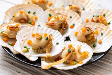 Kızarmış deniz tarağı, tereyağı ve sarımsak.