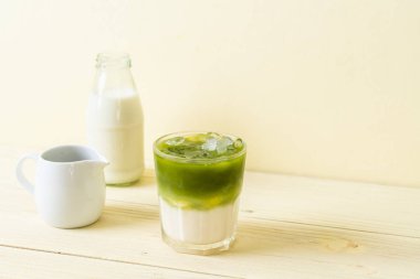 Buzlu kibrit yeşil sütlü latte.