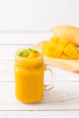 taze mango smoothies - sağlıklı yiyecek ve içecek konsepti