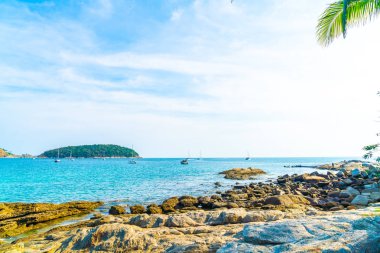 Güzel tropikal plaj ve deniz - tatil tatil kavramı