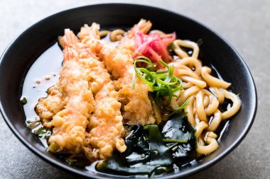 Japon usulü karidesli ramen eriştesi.