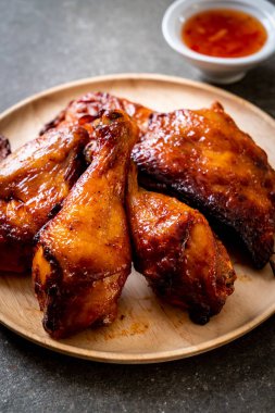 Masada ızgara ve ızgara tavuk.