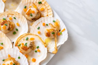 Kızarmış deniz tarağı, tereyağı ve sarımsak.