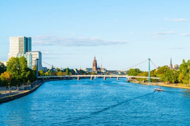 Frankfurt am Main manzarası twilight saat sırasında.