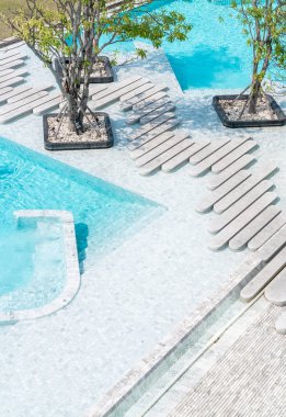 Havadan görünümü güzel lüks otel yüzme havuzu çare ile bir yürüyüş yolu