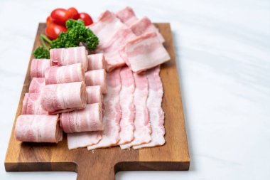 Ahşap tahta üzerinde çiğ domuz pastırma dilimlenmiş