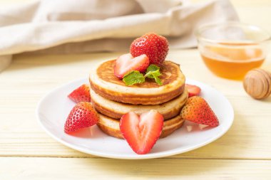 taze çilek ile sufle gözleme