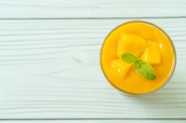 taze mango smoothies - sağlıklı yiyecek ve içecek konsepti