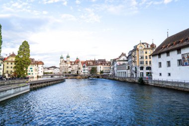 Tarihi kent merkezi, Lucerne (Luzern) İsviçre'deki ünlü Şapel Köprüsü ile.