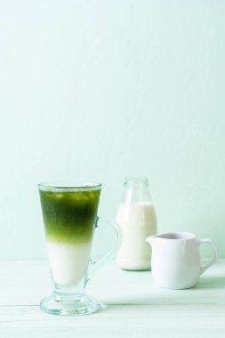 Buzlu kibrit yeşil sütlü latte.