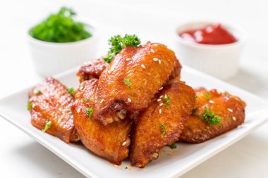 Beyaz susamlı ızgara tavuk kanadı.