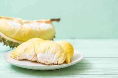 Ahşap zemin üzerinde taze Durian meyvesi