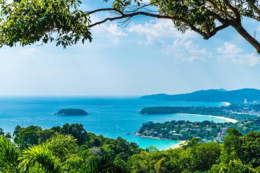 Tropikal plaj manzarası, Karon view Phuket, Tayland - tatil tatil kavramı üzerine gelin