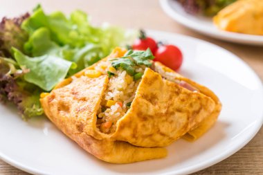 Bir omlet sarma sebzeli aromalı kızarmış pirinç