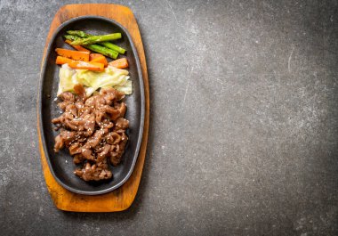 sıcak plaka - Asya tarzı domuz biftek dilimlenmiş