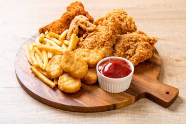 Kızarmış tavuk, patates kızartması ve nugget yemeği. Abur cubur ve sağlıksız yemek.