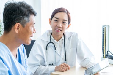 Asya kıdemli olan istişare ile doktor hasta Office - seçici odak noktası