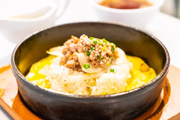 pirinç yumurta - Asya tarzı ile tavada kızartılmış sığır eti