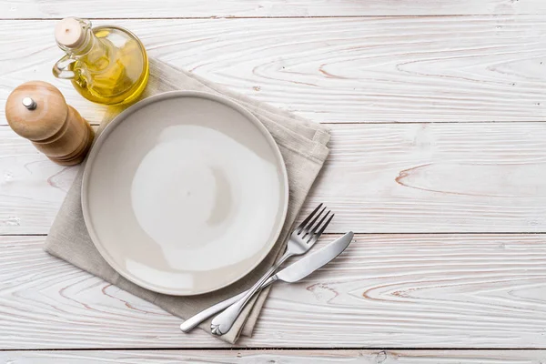 boş tabak kaşık çatal ve bıçak masada