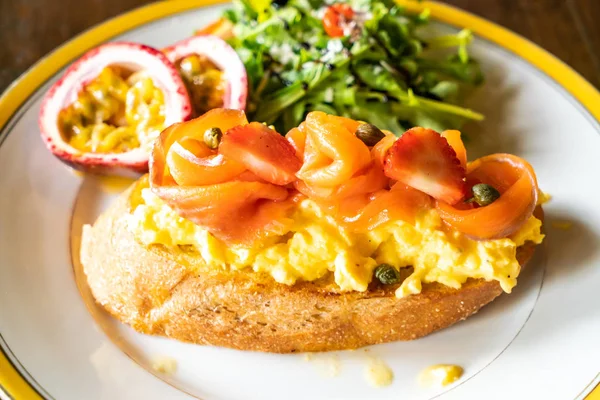 kek yumurta salatası tost ile somon füme