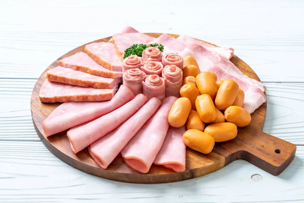 pastırma, sosis, jambon füme ve barbekü pastırma ahşap tahta üzerinde