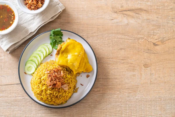 Tavuk - Müslüman gıda tarzı ile Müslüman sarı pirinç